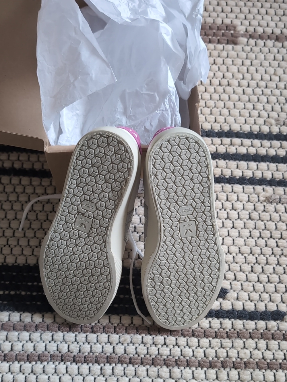 New in box Veja White Campo Sneakers with Silver V and Pink Heel Tab - Picture 5 of 5
